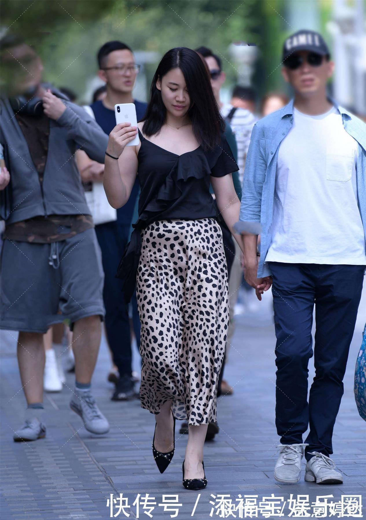 时尚|时尚感十足的斑点图案半身裙,如何搭配更显时髦洋气?