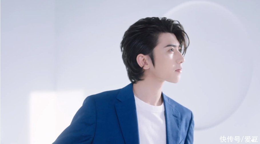 心动预警|210822 维达四大城为代言人投放地广大屏 蔡徐坤未公开新镜头眼神鲨太致命