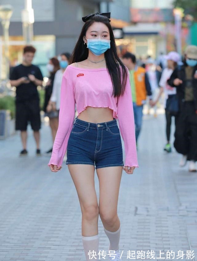 牛仔短裤 时尚潮流的穿搭,粉色一字肩上衣搭配牛仔短裤,青春活力四射!