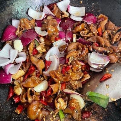 大葱|大厨教我的干煸肥肠的做法,果然好吃到没朋友