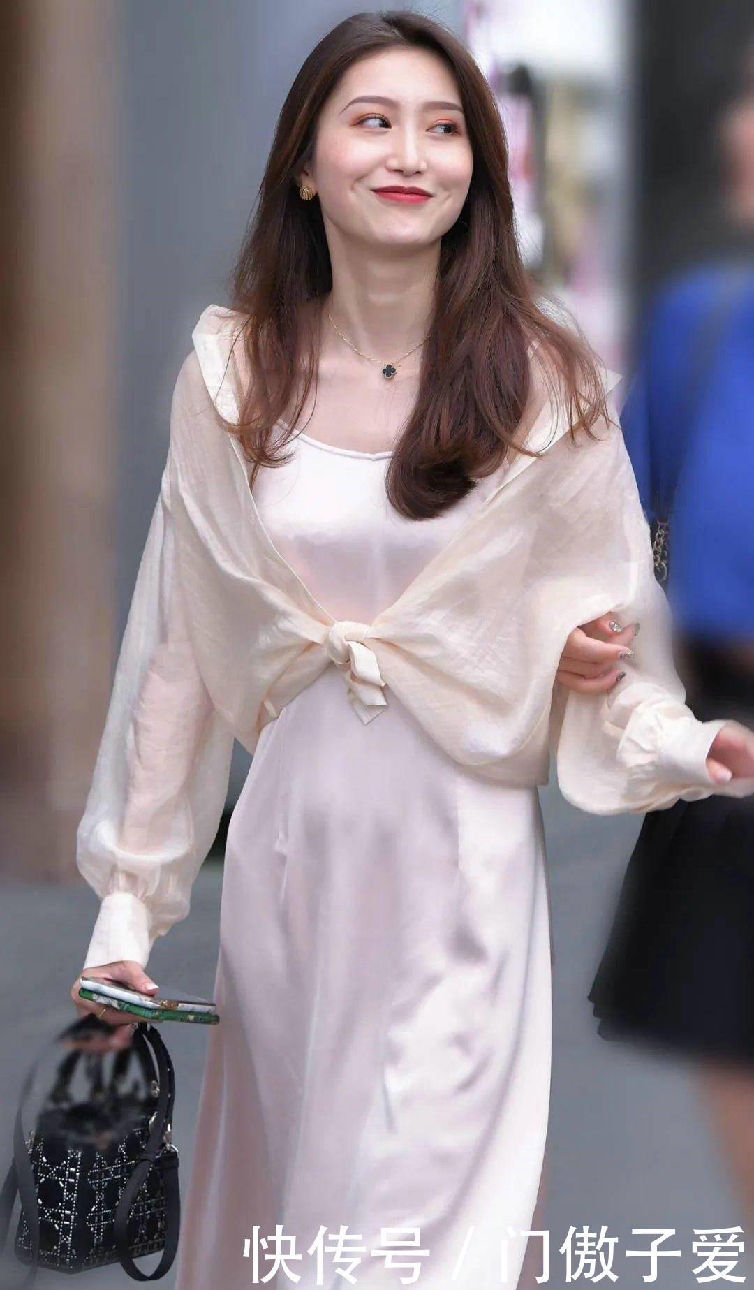 吊带装搭配超短热裤,配上休闲的运动鞋,整体上时尚而又美丽