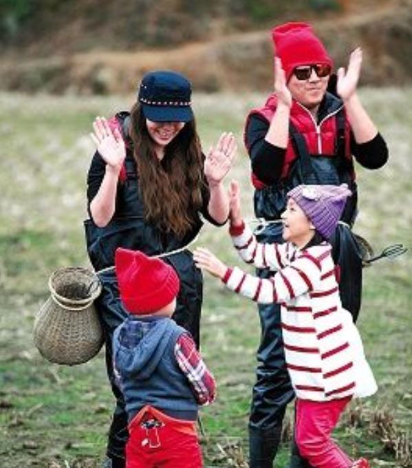 弟弟趁着姐姐看电视,站在姐姐旁偷吃鸡腿,姐姐一低头被萌到了