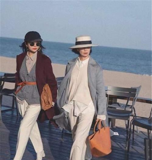 ?中年女性如何把“大衣”穿洋气？学三木妈这样穿，年轻显高级