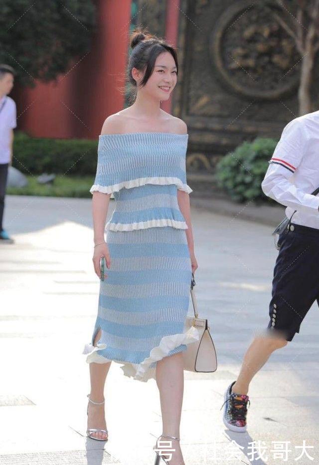 “一字肩”蛋糕裙,精致时髦,气质逼人
