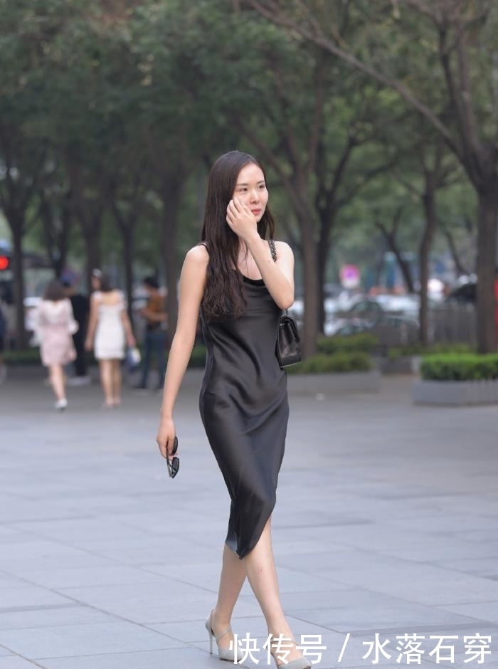  小黑裙|小黑裙是永远的经典，女孩子想要成熟有范，少不了黑色连衣裙
