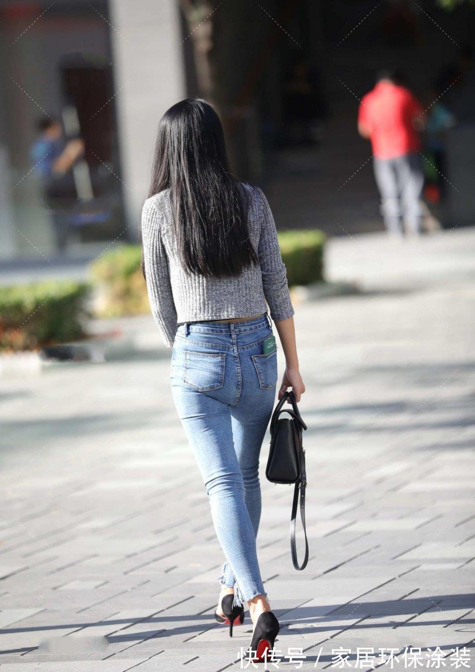 职场|穿小款上衣,搭配修身牛仔裤和高跟鞋,尽显女性职场风!