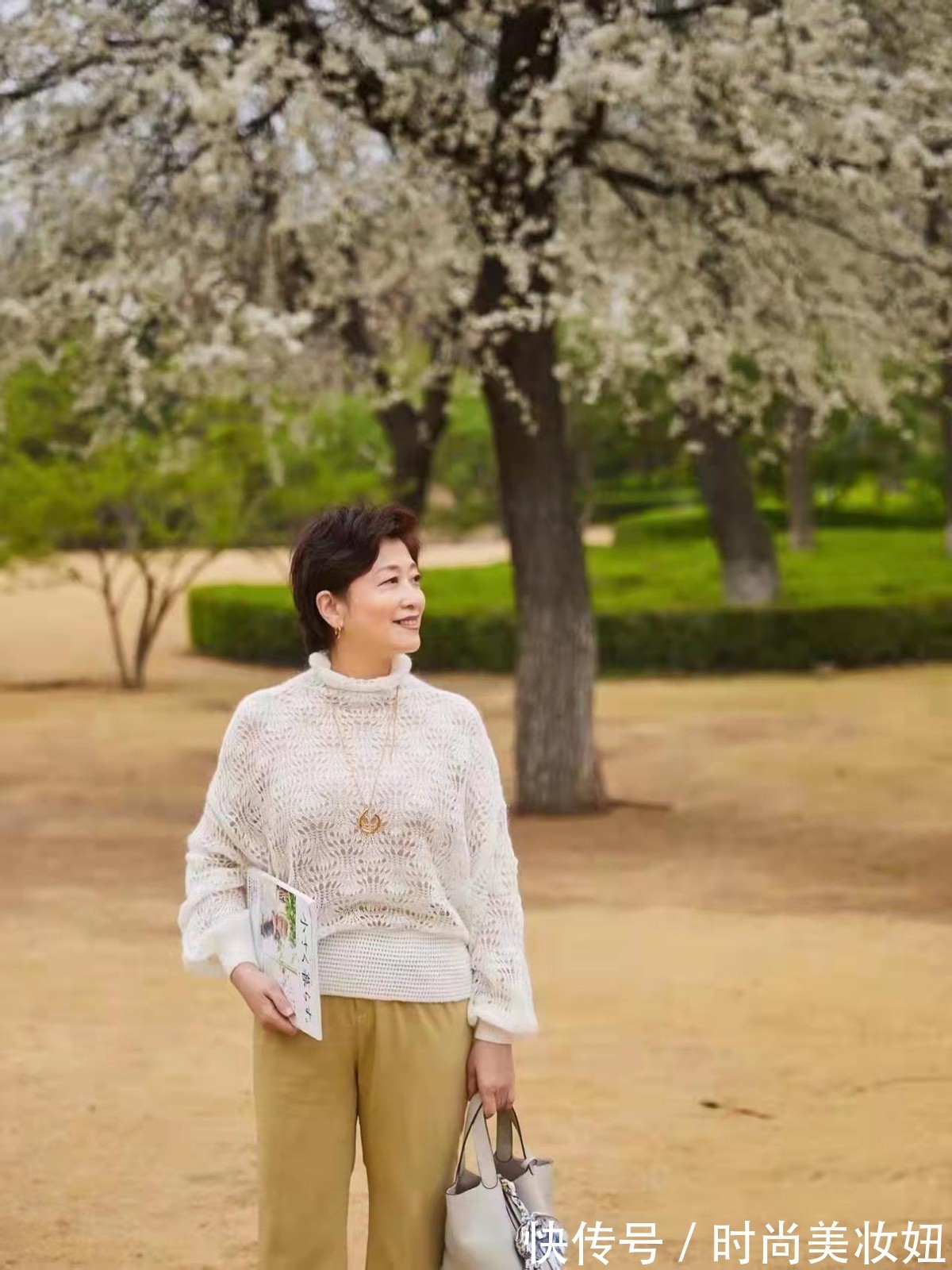 选用|建议50岁的女人多穿“针织衫”,搭配裤子、裙子,都优雅大方