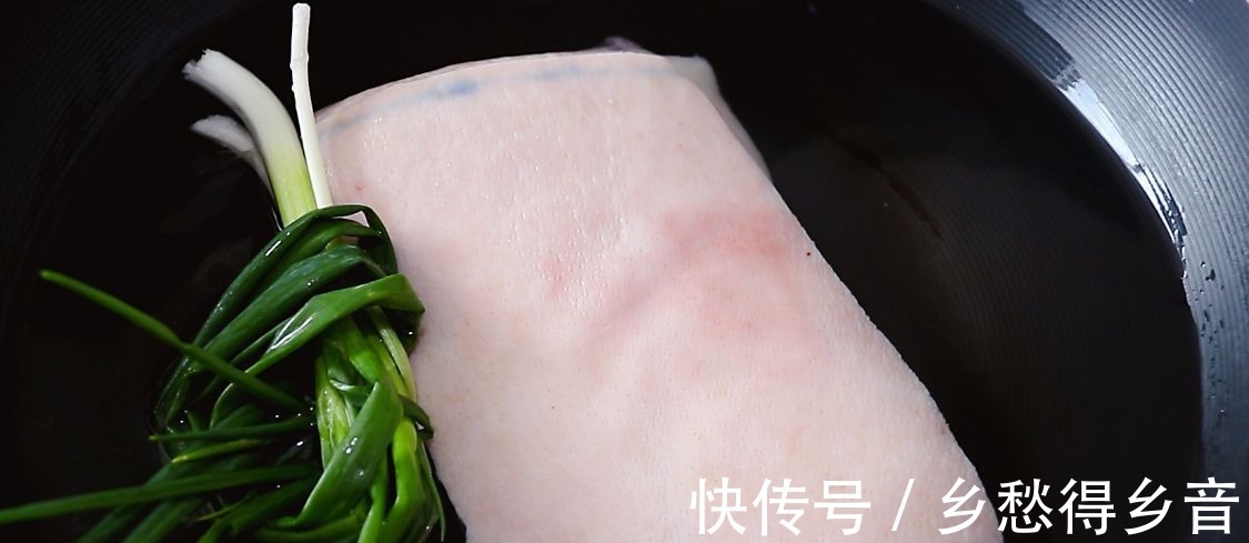 锡箔|脆皮五花肉的家常做法，搭配甜辣酱，开胃又解腻，特别的好吃！