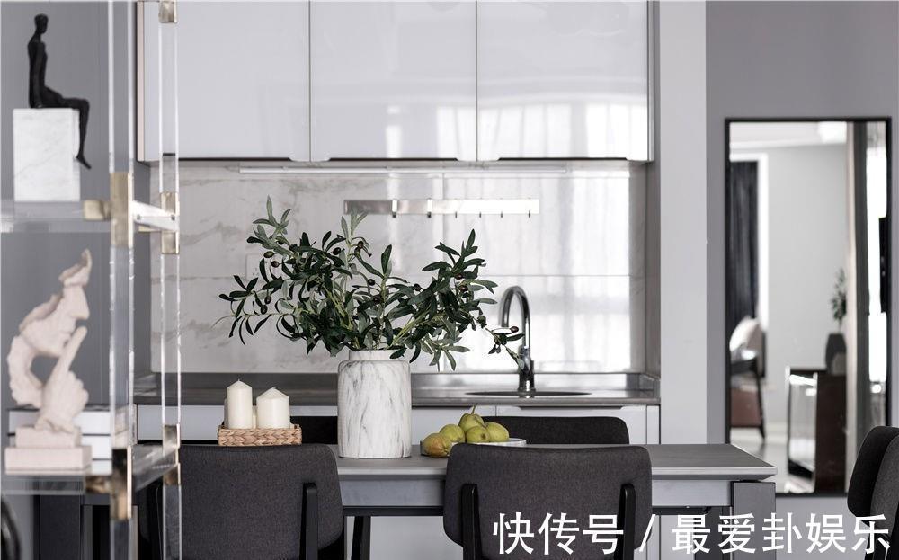 餐边柜|经典的黑白灰作为主色调,加入一些柔和的元素,打造舒适的四居室