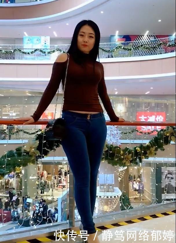 普通牛仔裤历久弥新,微胖女生穿出了她的不一样