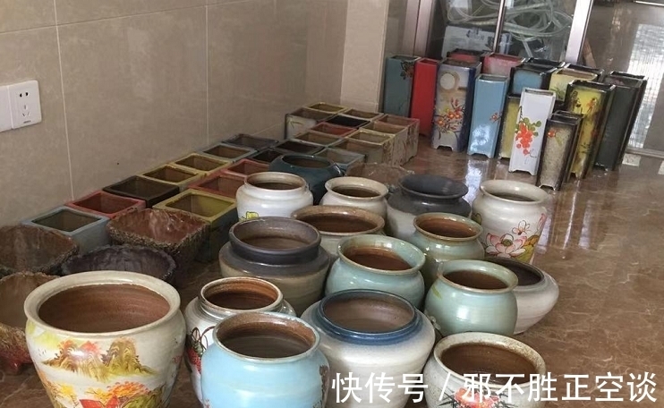 多肉翻盆后需要浇水吗?当然需要,否则湿度不够它们无法顺利服盆