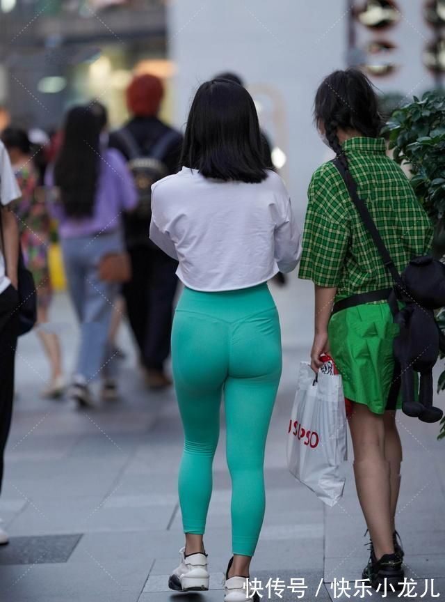 小姐姐 短款运动两件套搭配绿色瑜伽裤,清新自然,小姐姐时尚感爆棚