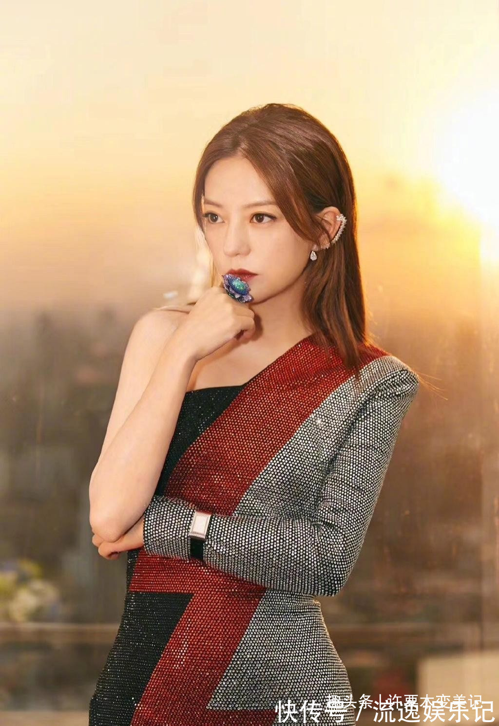 女性 奔五的女人尽量别留长发、烫卷发,推荐这5款发型,太减龄了