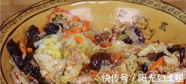 白菜我家很少炒着吃，开水一烫，筷子一搅，比肉还香，开胃又下饭！