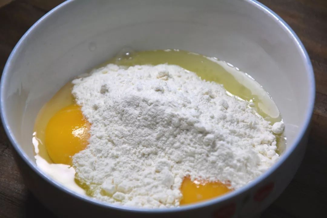 酸奶|一盒酸奶，两个鸡蛋就搞定的蒸蛋糕