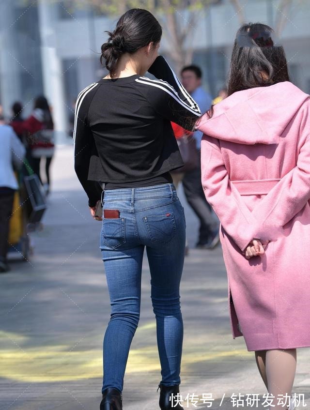 牛仔打底裤 黑色短靴搭配牛仔打底裤,显得干净利落,为服装搭配增添潮流感!