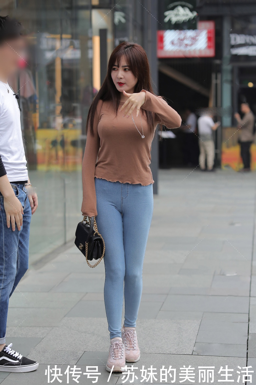 帮忙|有了牛仔裤的“帮忙”,让你的日常穿搭不再难,造型也轻松变好看