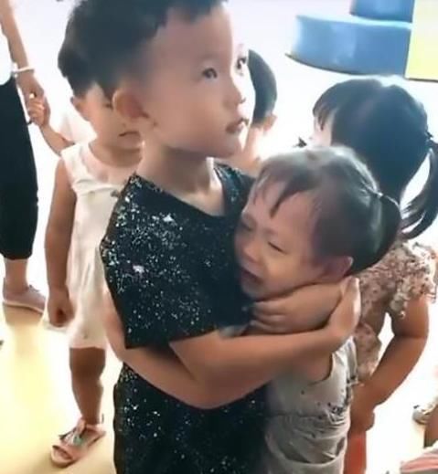 妹妹|二胎妹妹幼儿园大哭,大班哥哥来安慰,哥哥一个动作:生二胎值得
