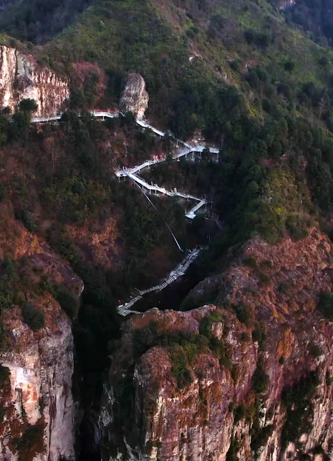 寒山子|十里铁甲龙“活了”! 天台山寒岩明岩景区即将神奇出道!