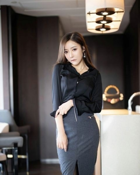 高腰 黑色的衬衫下搭灰色的高腰半身裙,职业装搭配,让你魅力无限