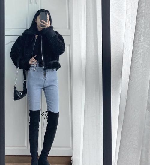 快把大衣收起来,现在超流行“齐臀外套”,搭配过膝靴显高又时髦