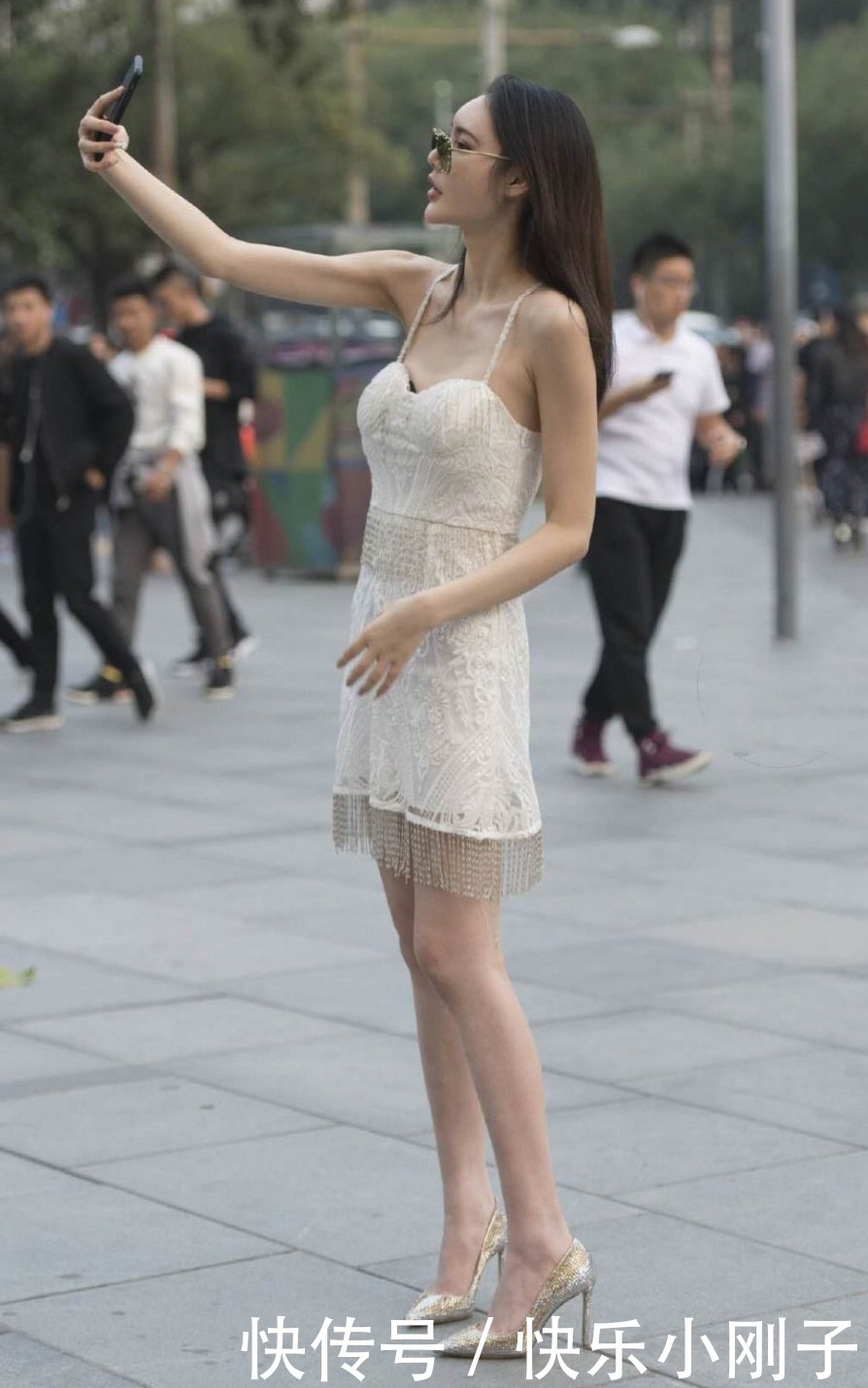 吊带连衣裙怎么搭配?可以选择蕾丝+bra的版型,女神范
