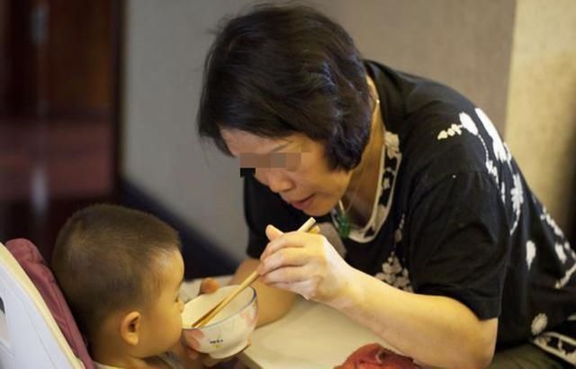 张阿姨|一碗32元的“牛肉面”,孙子吃完却怒骂奶奶,店老板都听不下去了