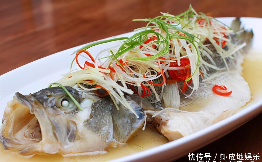 过年做清蒸鱼,冷水还是热水下锅?许多人做错了,难怪鱼肉不好吃