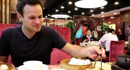 中国的美食|扬言1年内吃遍中国的老外,如今变成了这样,网友看后笑出鼻涕泡