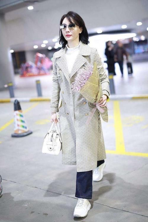 牛仔裤|时尚的女人,穿大衣不会配靴子,突显气质的绝佳利器