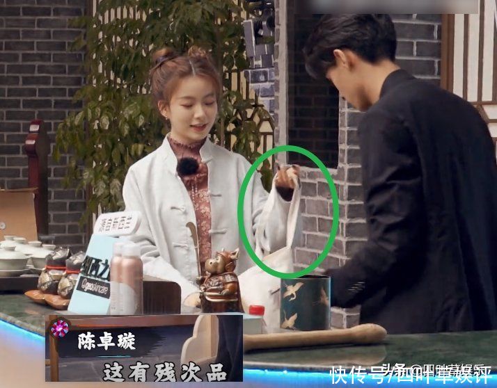 秦霄贤担任代理馆长，首日经营忙中有错，不敢指挥硬糖少女是硬伤