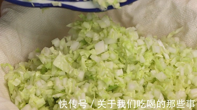 白菜做馅别用盐腌，饺子馆老板教你1招，不出水还鲜香，鲜嫩多汁