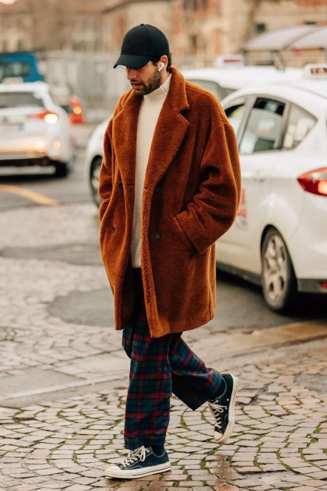 敢在这个冬天里横行无忌的男人，衣柜里都不缺这3条裤子