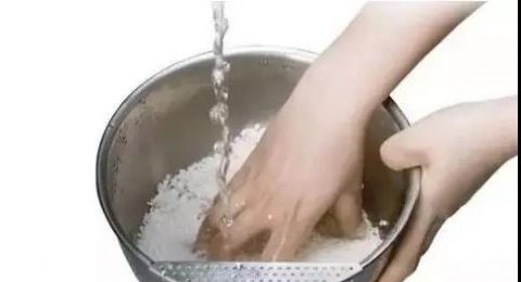 粒粒|蒸米饭，万万不要只加清水！饭店厨师教的绝招，米饭出锅粒粒飘香