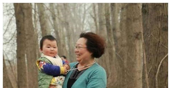 尿不湿|有3类老人很适合带娃,家有这样的老人,妈妈和孩子都太幸福了