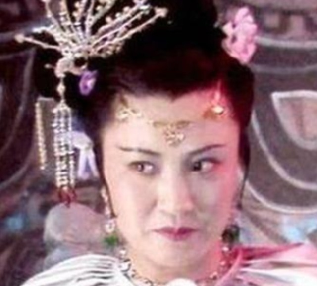 杨春霞$他演过“如来佛”,有次去泰国买佛牌,没想到上面画的都是自己