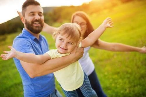 风扇|爸爸带孩子吃西瓜照火了,发明了电风扇“吃瓜法”,懒出了新高度