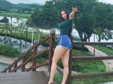 穿着舒适|路人街拍身姿飒爽的打底裤美女,尽显亭亭玉立的美感