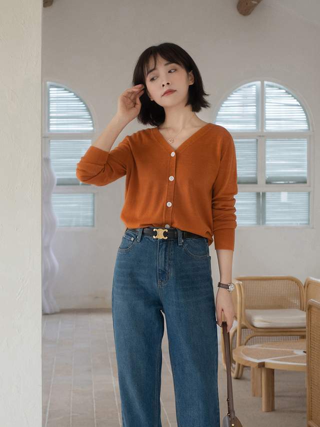 半身裙|今年秋天这种穿搭火了,叫“针织开衫搭配直筒A字裙”,高级减龄