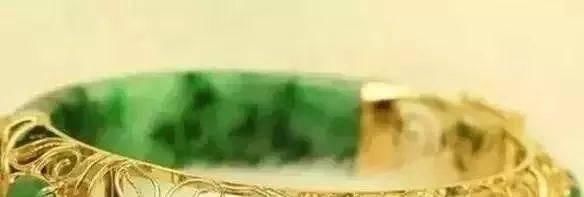 女子摔坏130万翡翠手镯,被店主要求索赔,最终却倒赚70万