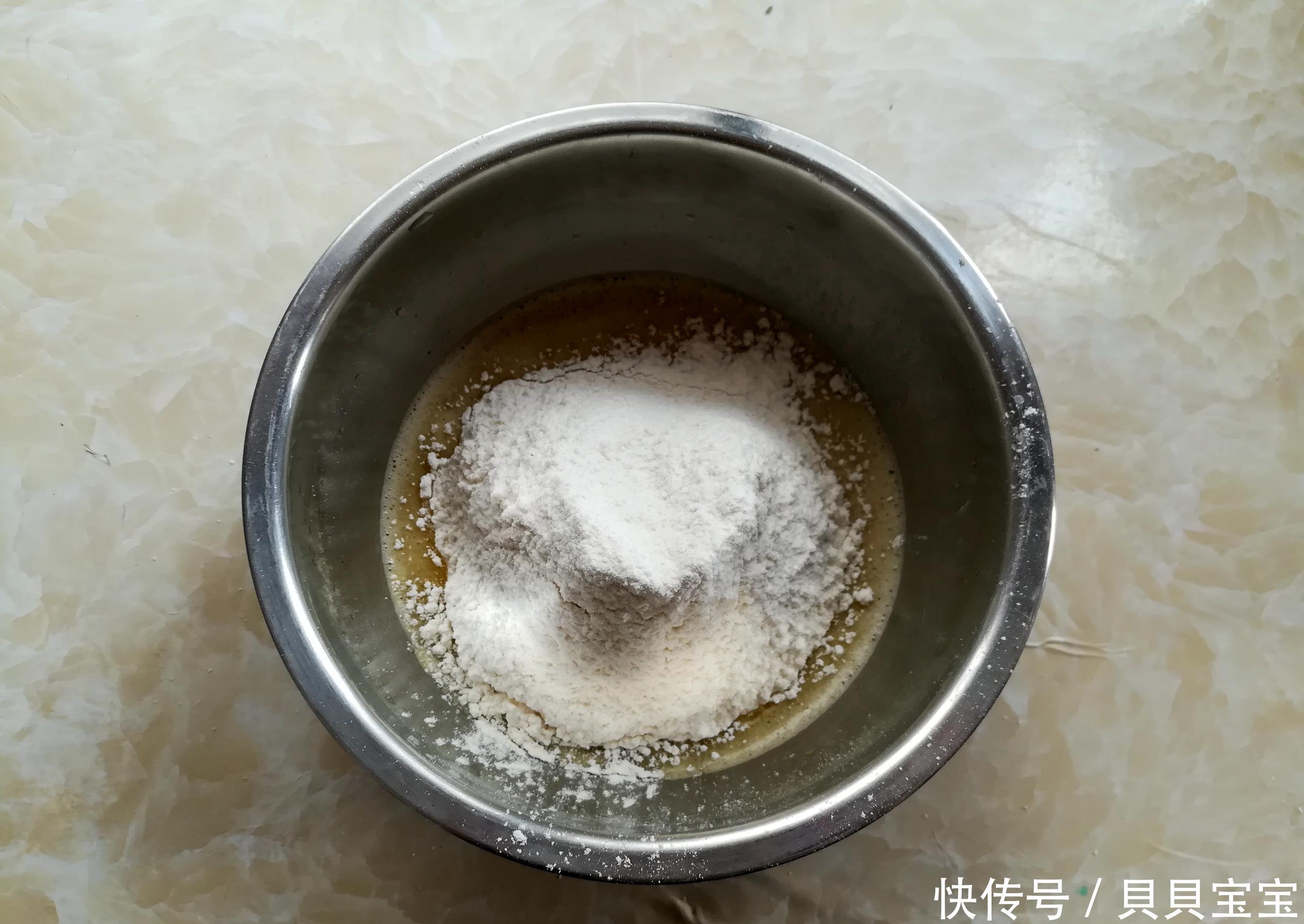 龙宝|孩子迷上这蛋糕，不加牛奶不加水，无需打发免烤箱，蓬松又香软