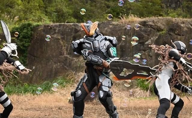 讲武|假面骑士圣刃剧场版追加图透 仁叔:令和年轻人不讲武德玩群殴