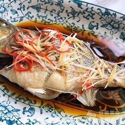 清蒸鲈鱼时，放盐和料酒都不对厨师长教你正确做法，太香了