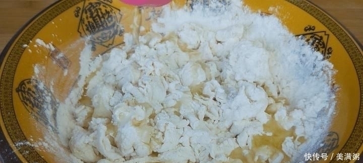 面粉别蒸馒头了,教你一个新吃法,比油条还香,我家一周吃5次