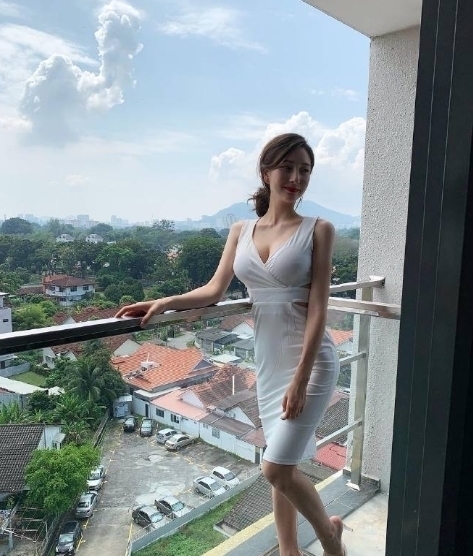 很懂得自己风格的美女,这白色紧身裙搭透明高跟鞋真好看