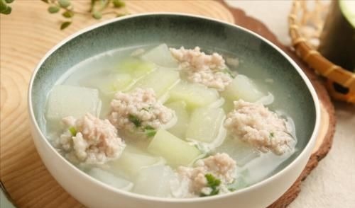 汆丸子，入锅容易散，大厨教你3个技巧，丸子饱满多汁，不松不散