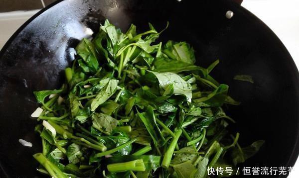 炒菠菜,不要直接在锅里炒,大厨教你加这个步骤