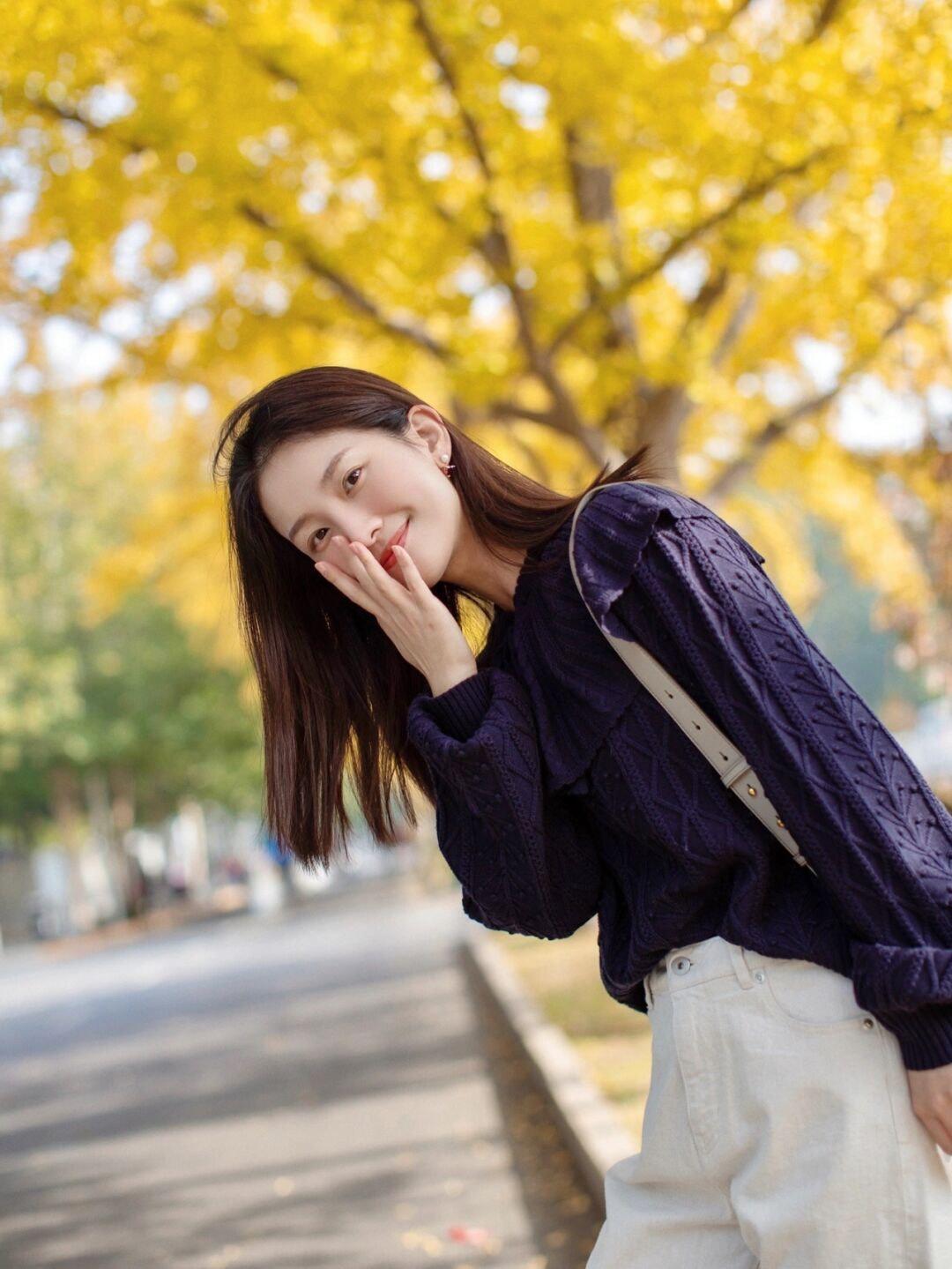 紫色大衣外套 秋冬怎样搭配出知性优雅的气质,碎花裙+紫色大衣外套,时髦又不失女人味!