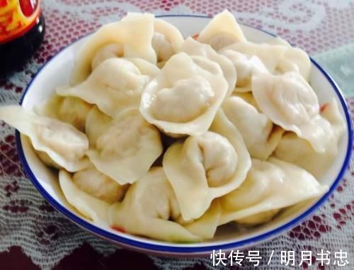 拌白菜猪肉馅时，有人放油有人焯水，教你1招，饺子馅香更饱满