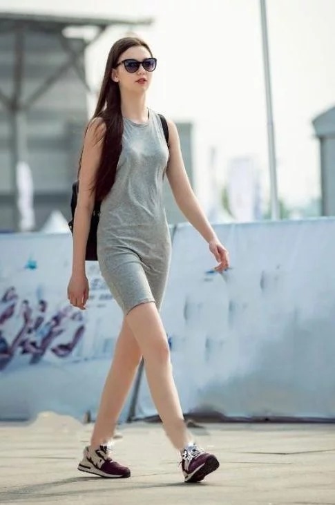 街拍:小美女经典的黑白配,时尚大方,尽显低调冷艳的美